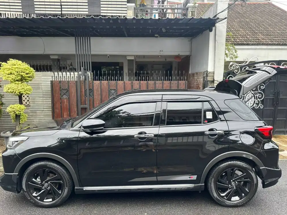 TOYOTA RAIZE TH 2023 TURBO GR SPORT AT HITAM MULUS TANGAN PERTAMA