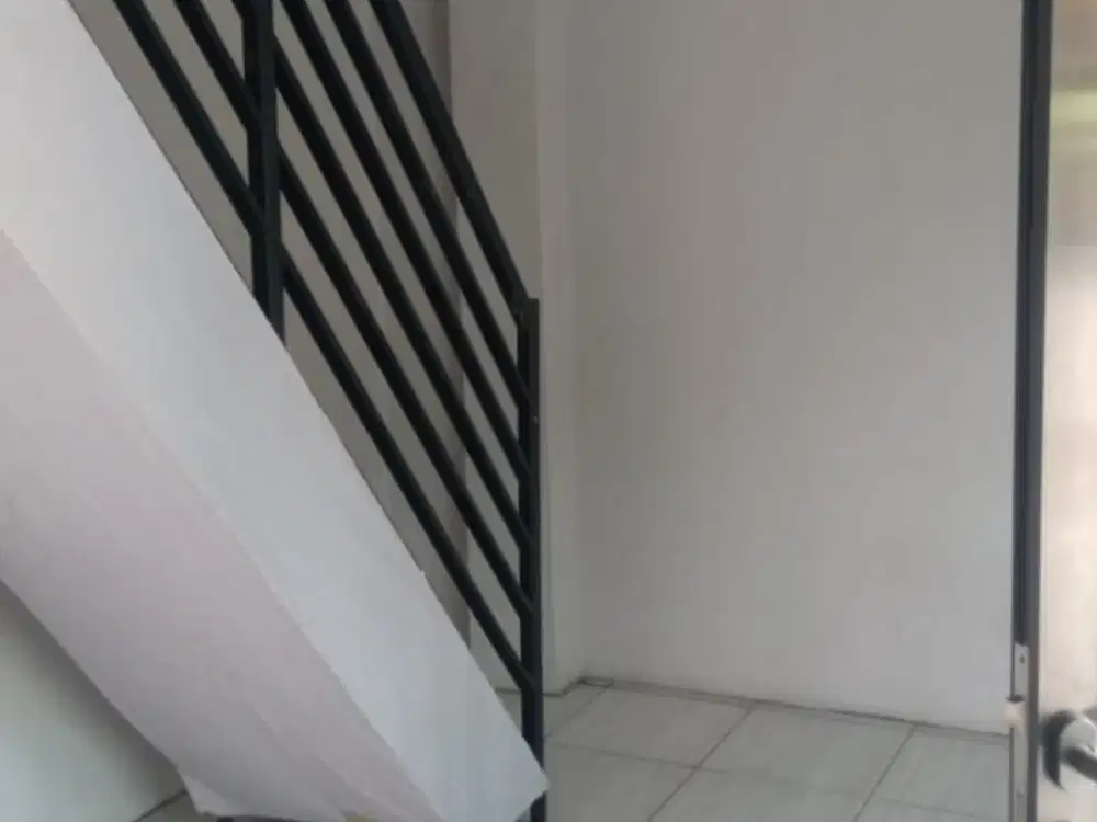 Ruko kecil pinggir jalan 2lt, di Jl Raya Bekasi, Cakung, Jakarta Timur