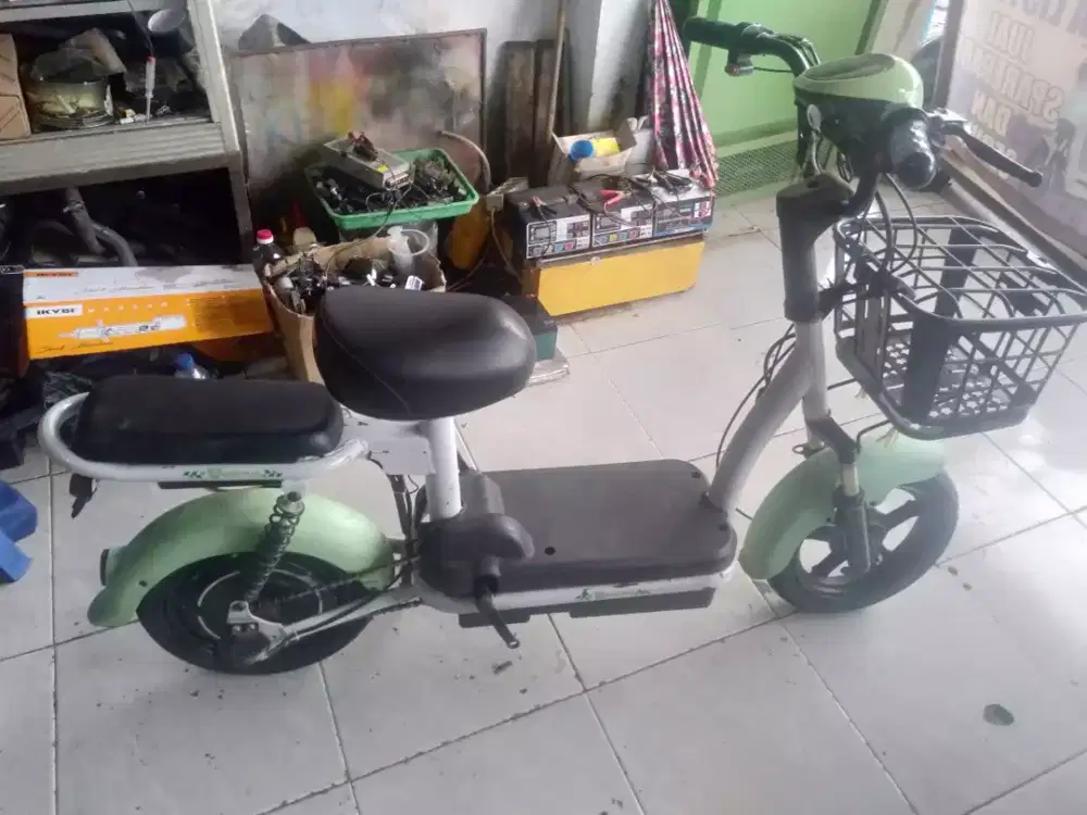 Sepeda listrik geek man