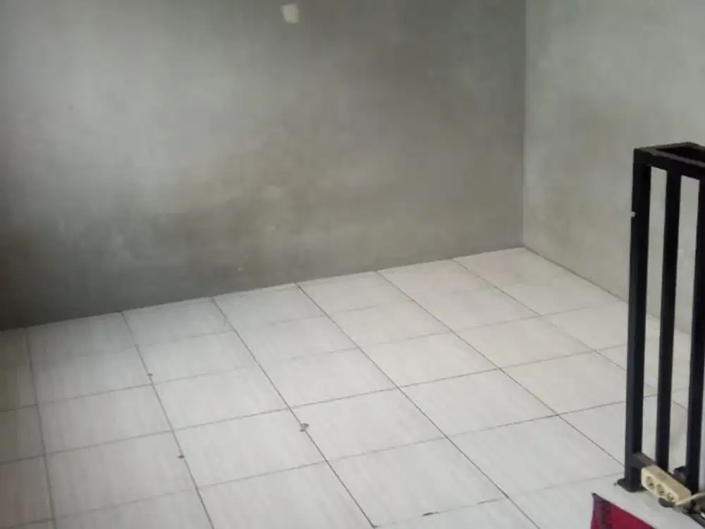 Ruko Kecil 2 lantai pinggir jalan, di Jl Raya Bekasi, Cakung, Jakarta Timur.