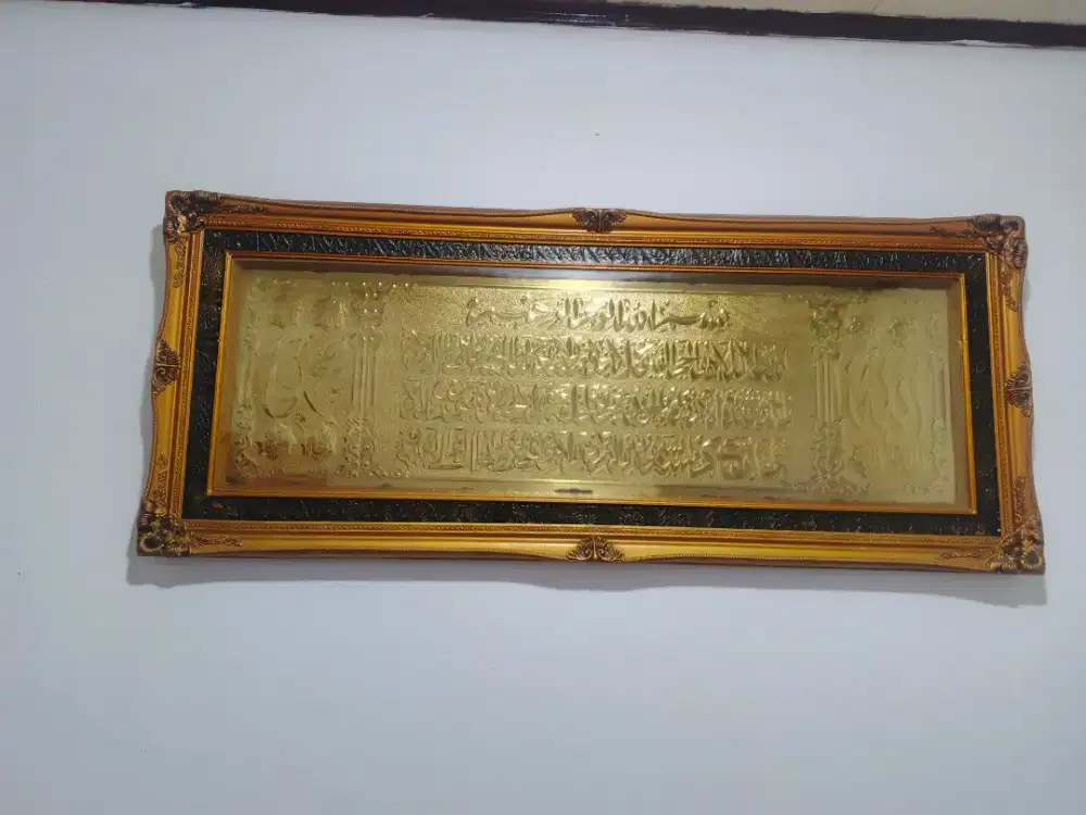 Lukisan kaligrafi kuningan