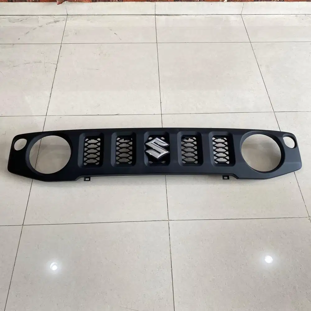 Grille Depan Suzuki Jimny JB64/JB74 + Emblem (OEM look)