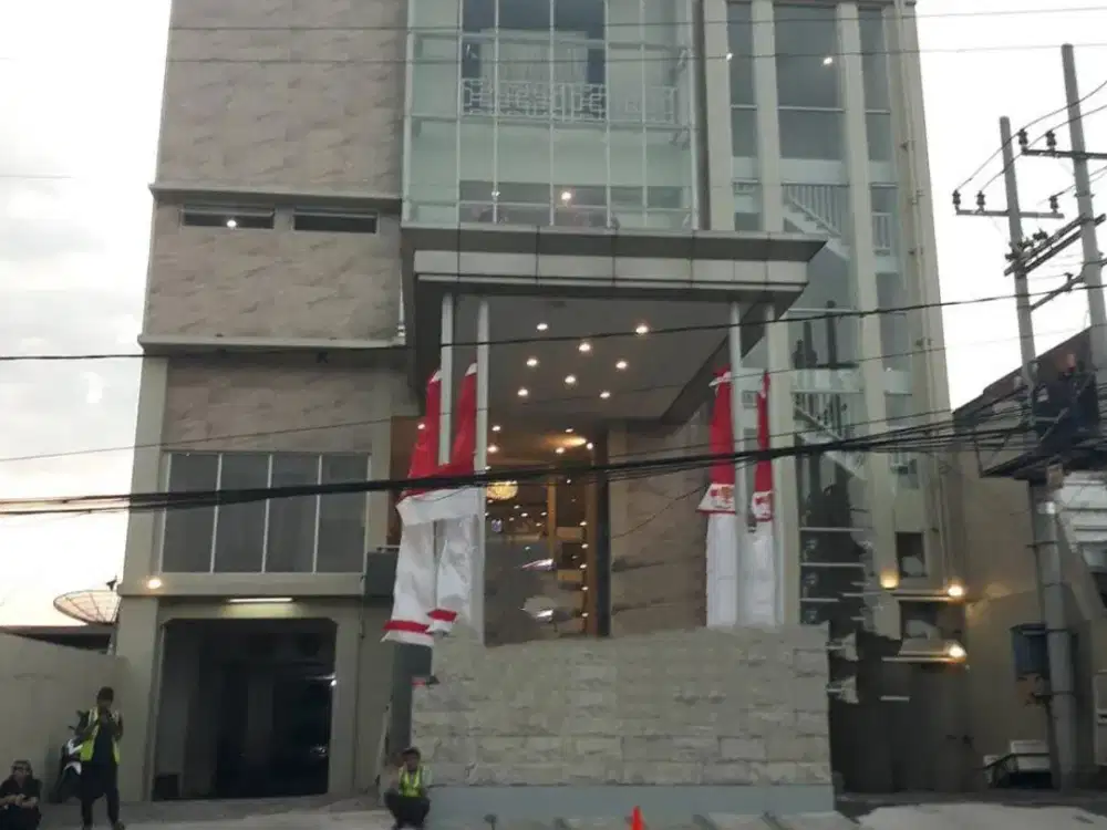 Gedung usaha Raya Kupang baru  Bangunan baru cocok untuk Restauran,kantor,bank Ijin usaha lengkap