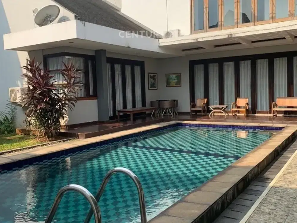 Rumah luas, bagus dengan kolam renang pribadi dijual di sektor 9, Bintaro