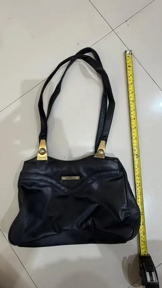 Tas Wanita Hitam Bahan Kulit