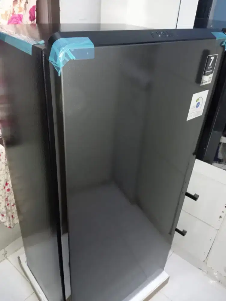 Kulkas merk AQUA AQR-D205