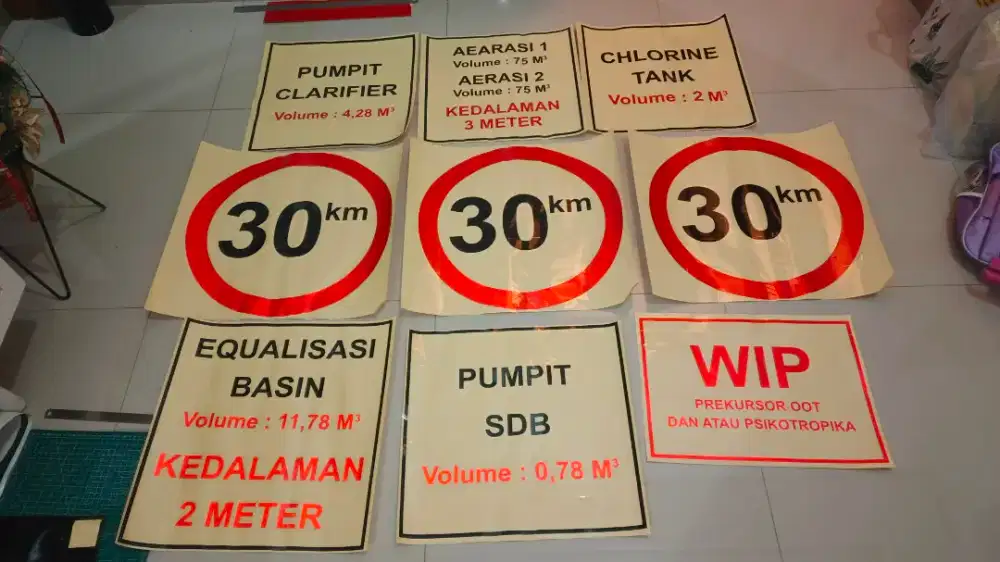 Cutting sticker reflextive stiker rambu pabrik kantor nyala di gelap