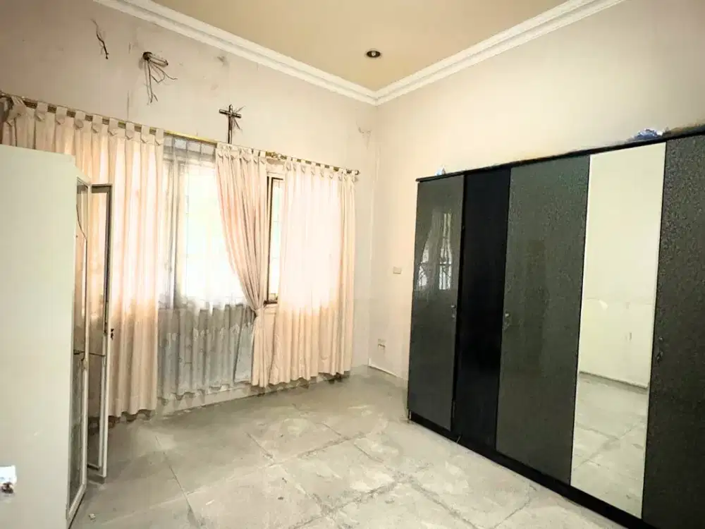 Rumah Hoek Komplek Favorit di Pluit 420m2 3+1 SHM Semi Furnished Siap Huni