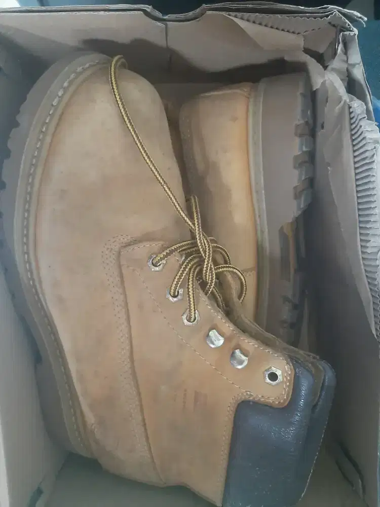 Sepatu booth merek insolent size 44