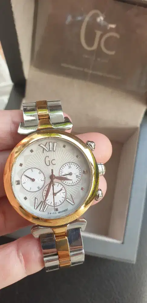Jam tangan wanita merk Gucci Collection