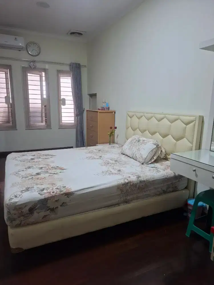 Ranjang queen dengan kasur