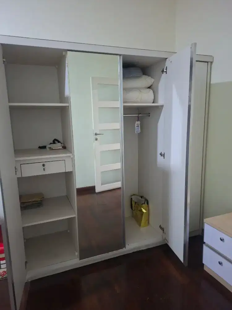 Lemari pakaian 4 pintu