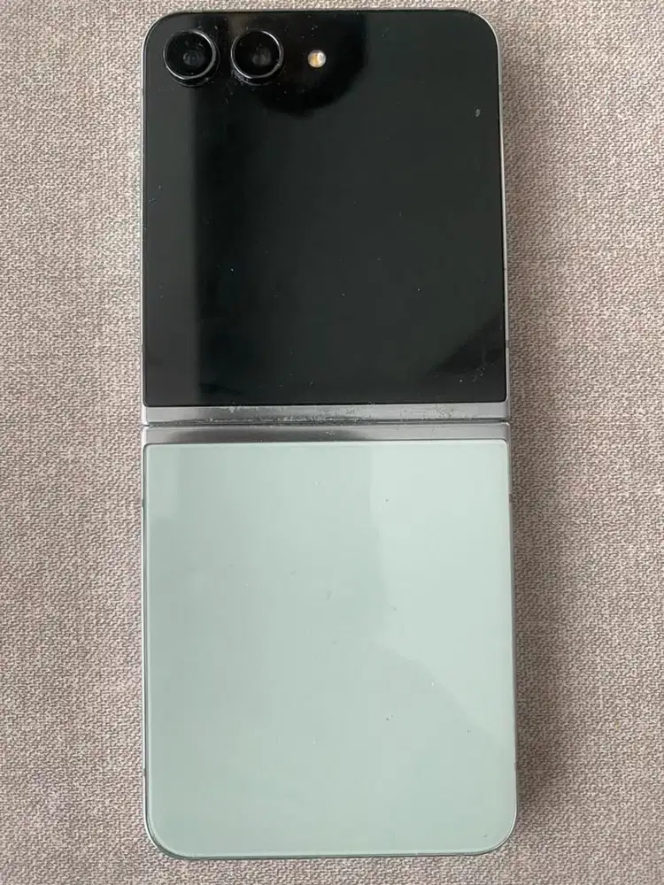 Samsung galaxy Z flip 5 .