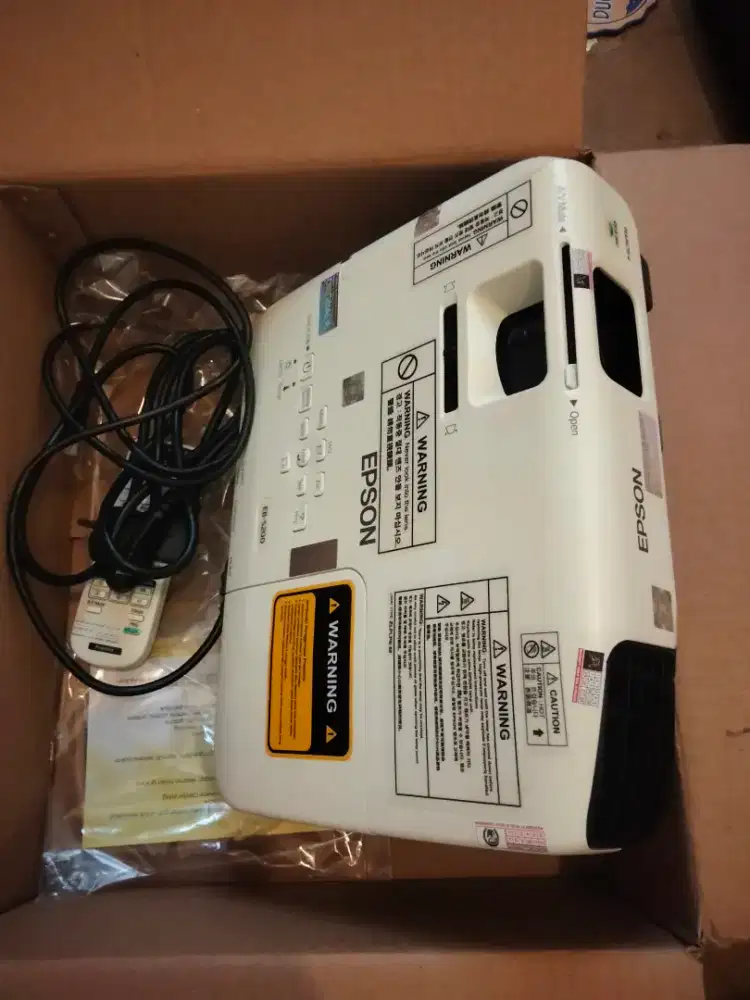 Proyektor infocus merk OPSON EB S200