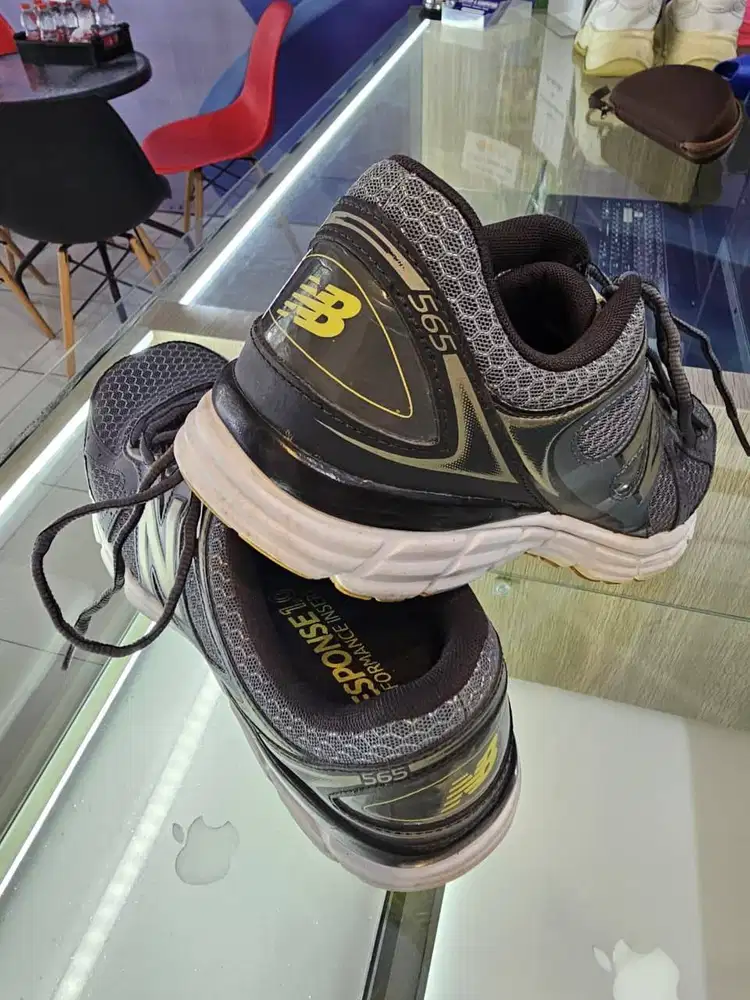 Sepatu New Balance 565 Vietnam Kaki 42 Masuk