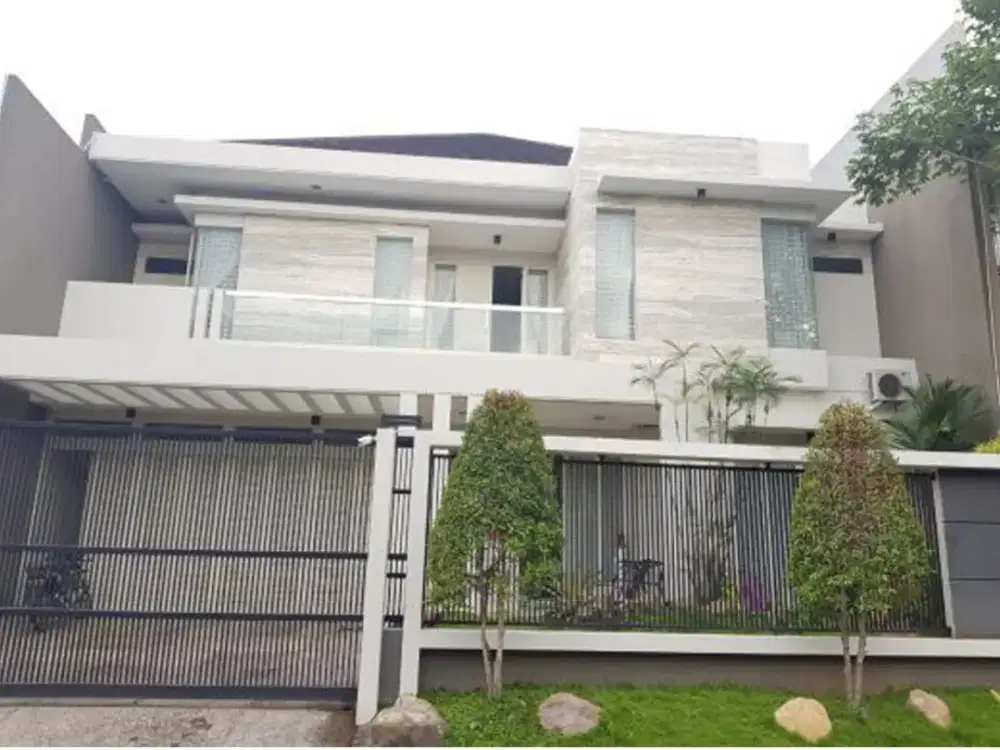 Rumah Mewah siap huni dengan kolam Renang