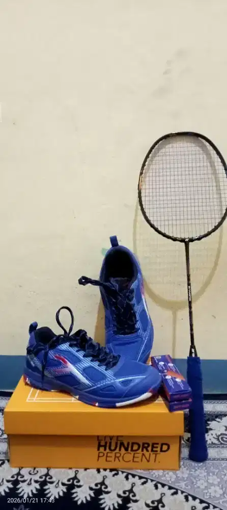 For sale sepatu bulutangkis merk Hundred dan raket Yonex