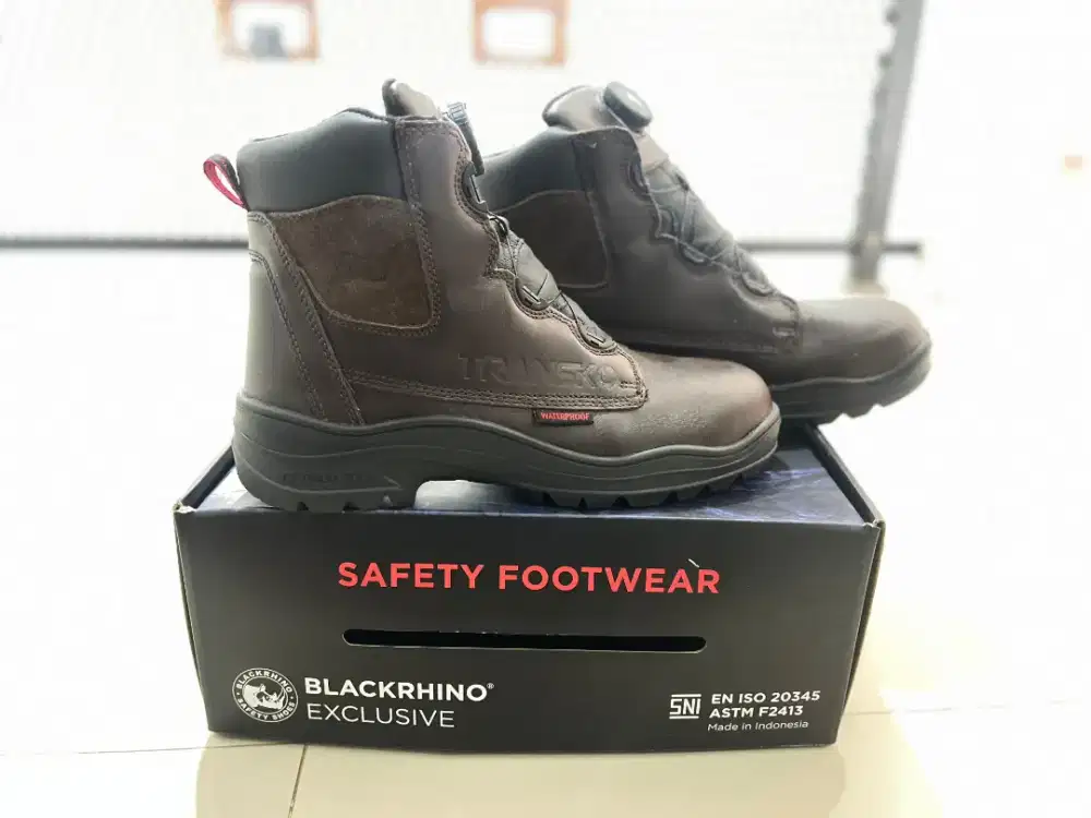 Safety shoes, ukuran 41 & 43  lengkap dengan dus