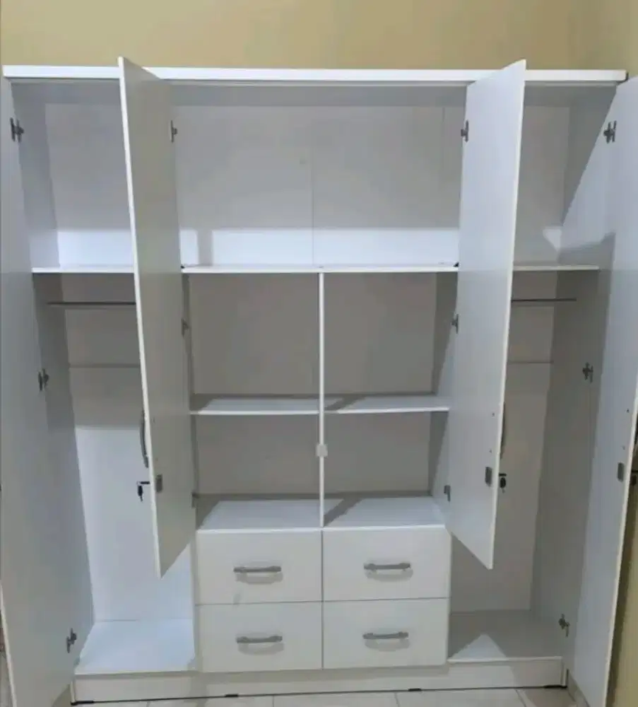 Lemari pakaian 4 pintu warna putih