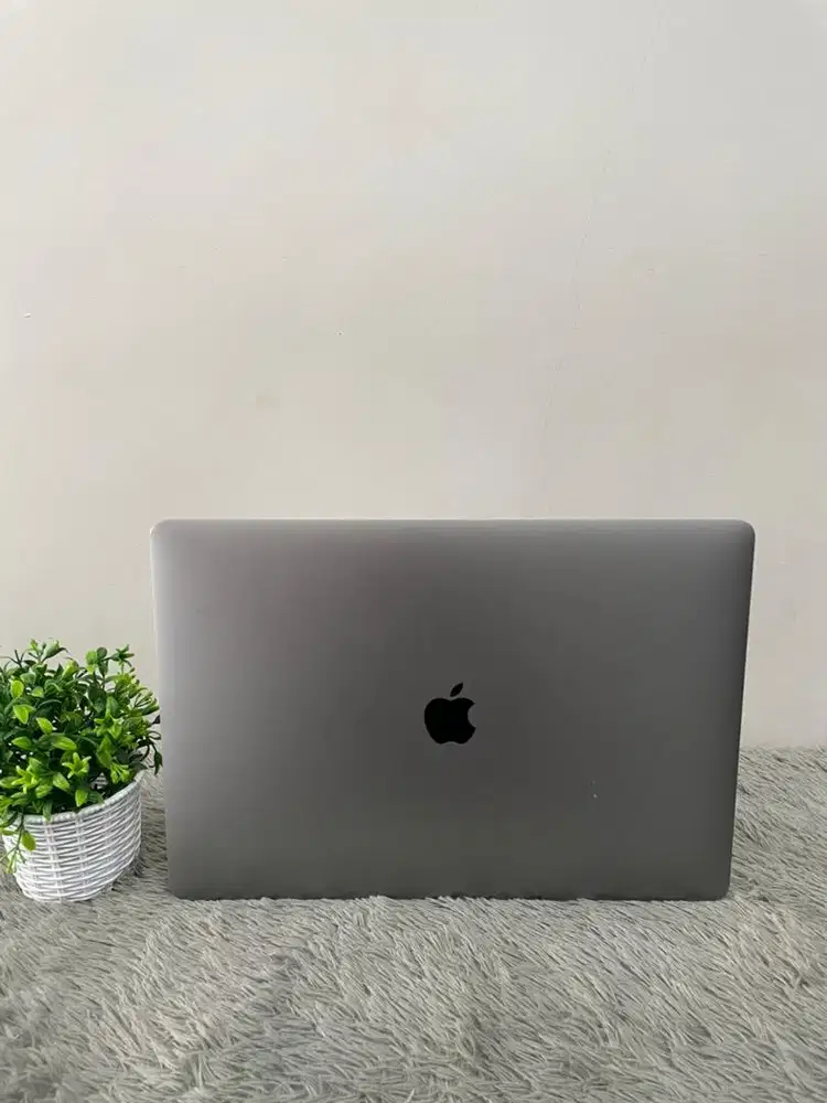 MacBook Pro 2017 15inch Gray Ram 16GB DDR 256GB Core i7 Unit + Charger