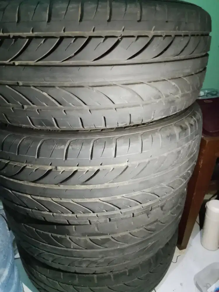 Ban mobil bekas R15