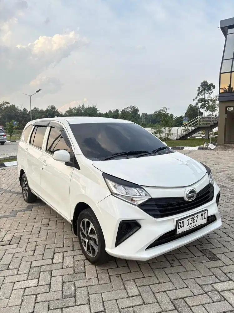 Sigra M 1.0 MT 2023 warna putih