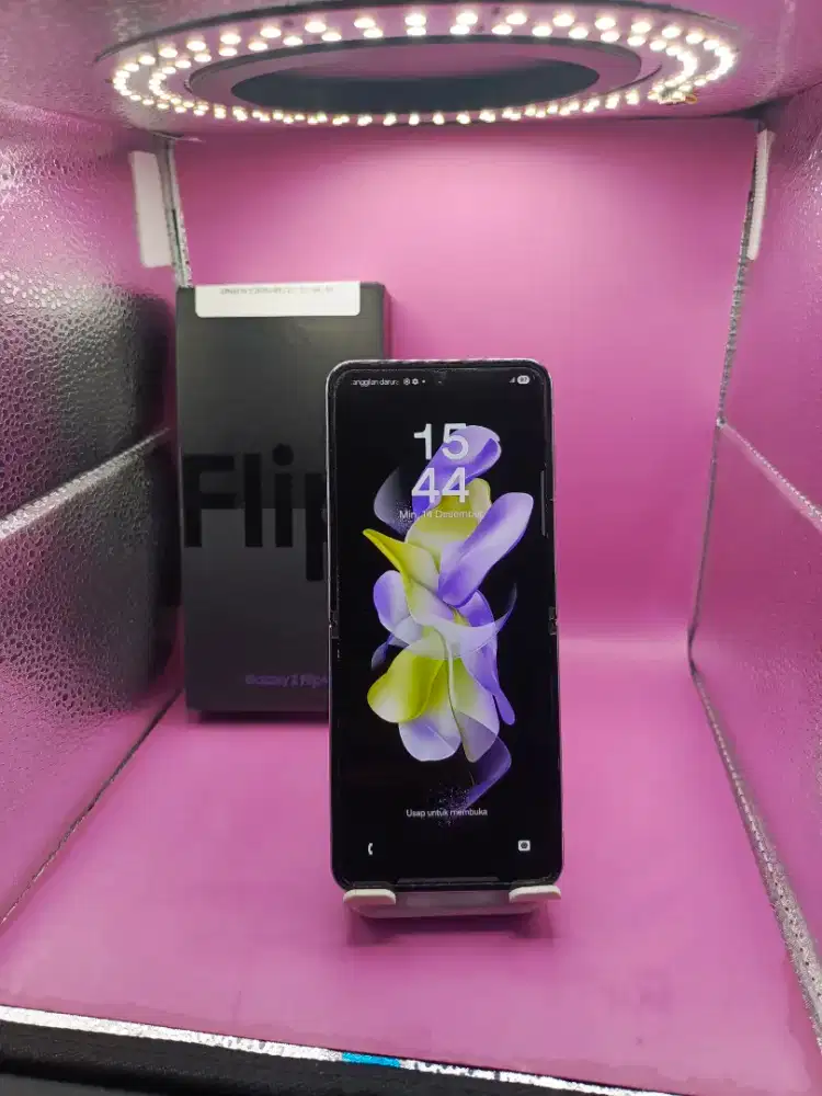 SAMSUNG Z FLIP 4 5G RAM 8 / 128 GB ORIGINAL SEIN MULUS NORMAL 

TAMPIL