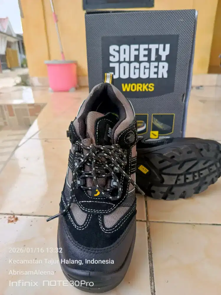 Sepatu safety jogger no 42