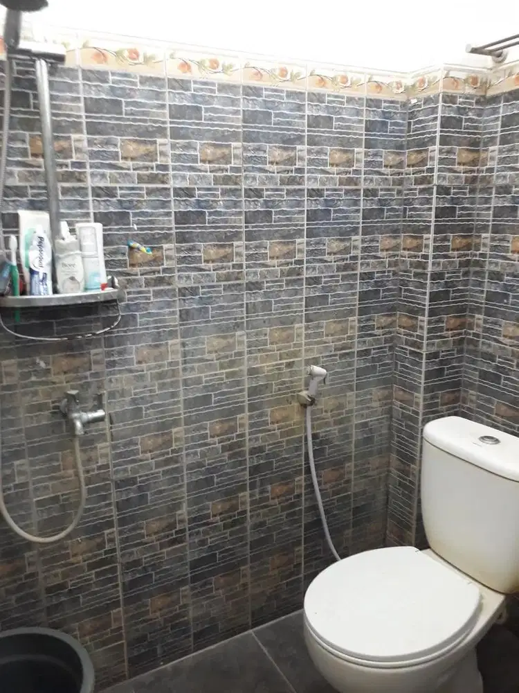 DISEWAKAN RUMAH 2 LANTAI – SIAP HUNI