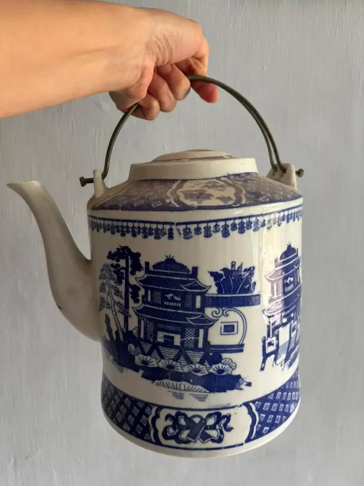 Teko antik dengan pegangan