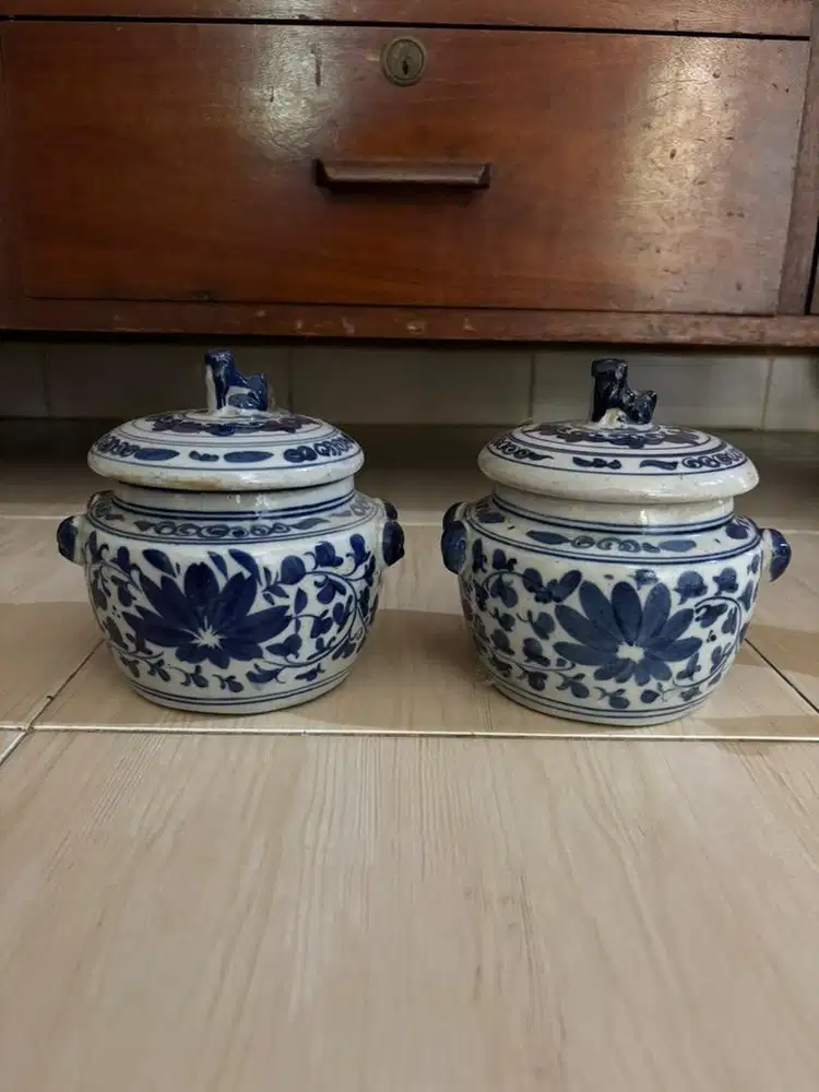 Sepasang guci bulat antik