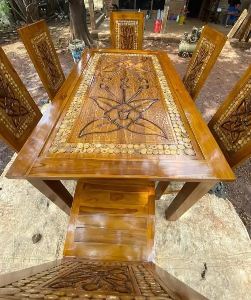 Meja makan minimalis