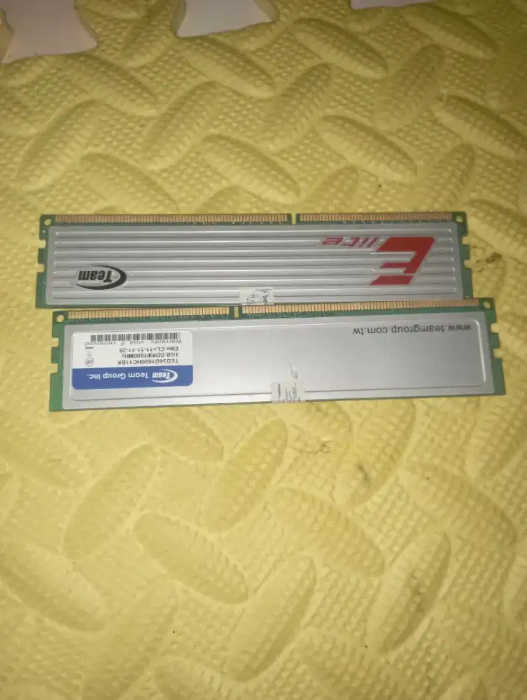 Procesor i5 3330, VGA ax5670 2gb, RAM team elite 8 gb ddr3