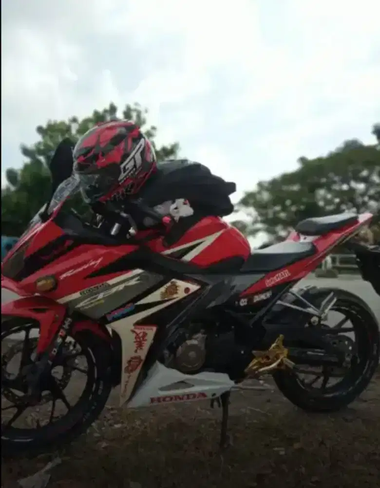 Di juwal motor CBR fecelit tahun 2016