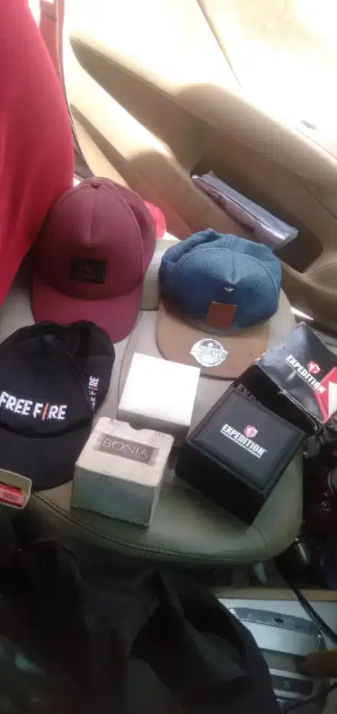 Di jual 3 buah topi murah aja wa dan hp  no minus