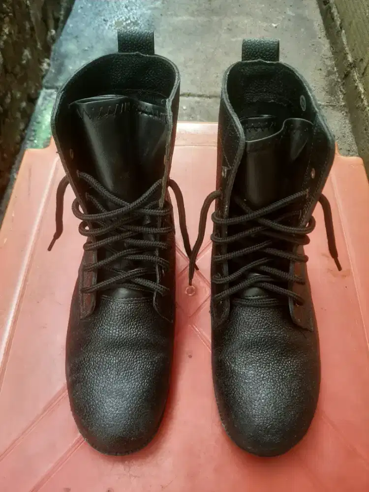 Sepatu ukuran 41