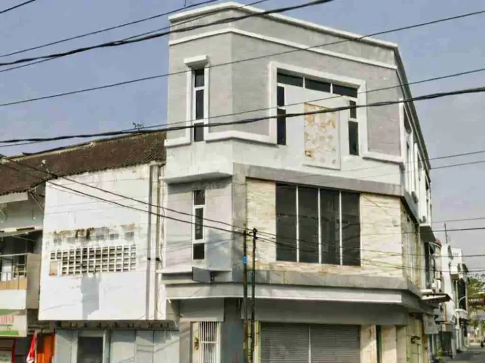 Ruko murah 3 lantai siap pake tanoa ragad strategis ramai 2 jalur.