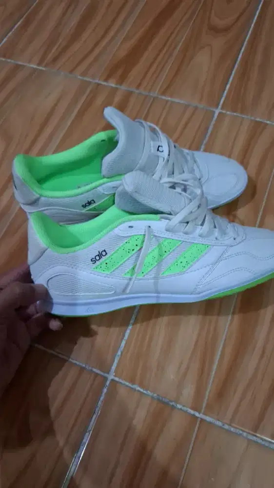 Sepatu futsal adidas sala