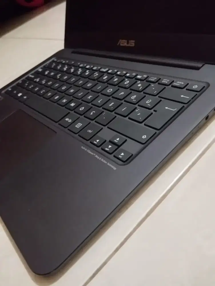 ASUS ZENBOOK UX305F, SANGAT TIPIS