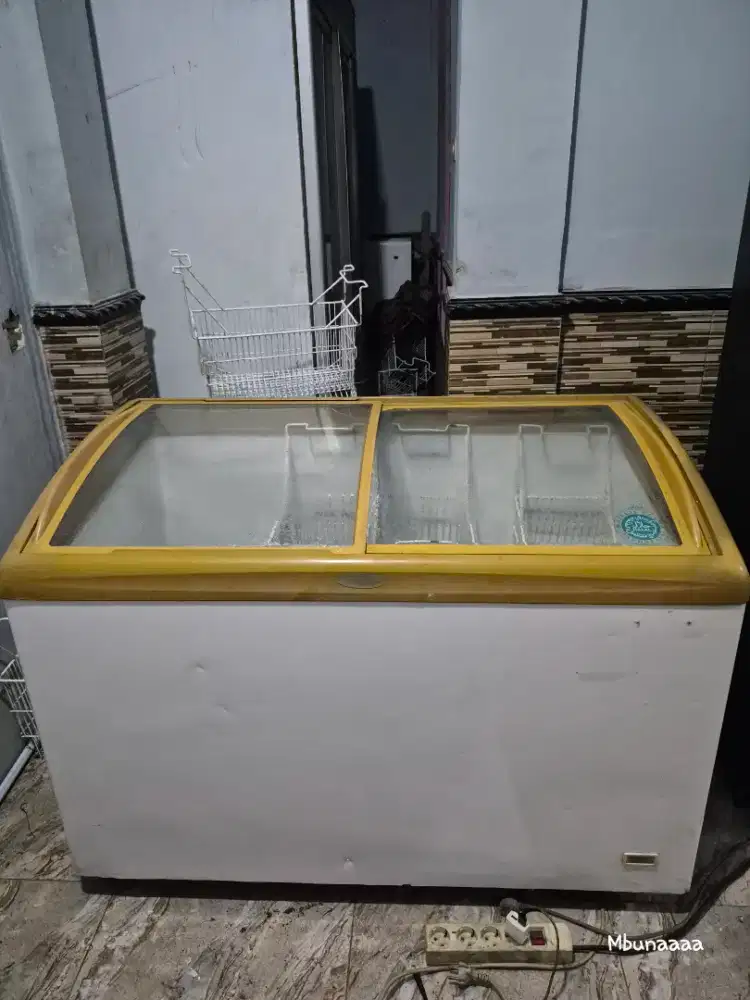 Freezer Aucma 330 L siap pakai