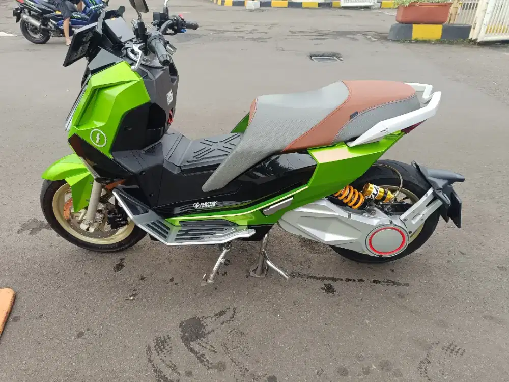 Motor listrik Alva Cervo warna Hijau 2023