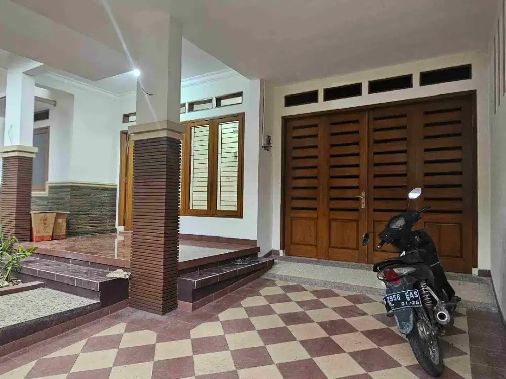 rumah mewah kusen jati di perum elite bumi palapa dekat suhat dekat kampus ub brawijaya carport 2 mobil