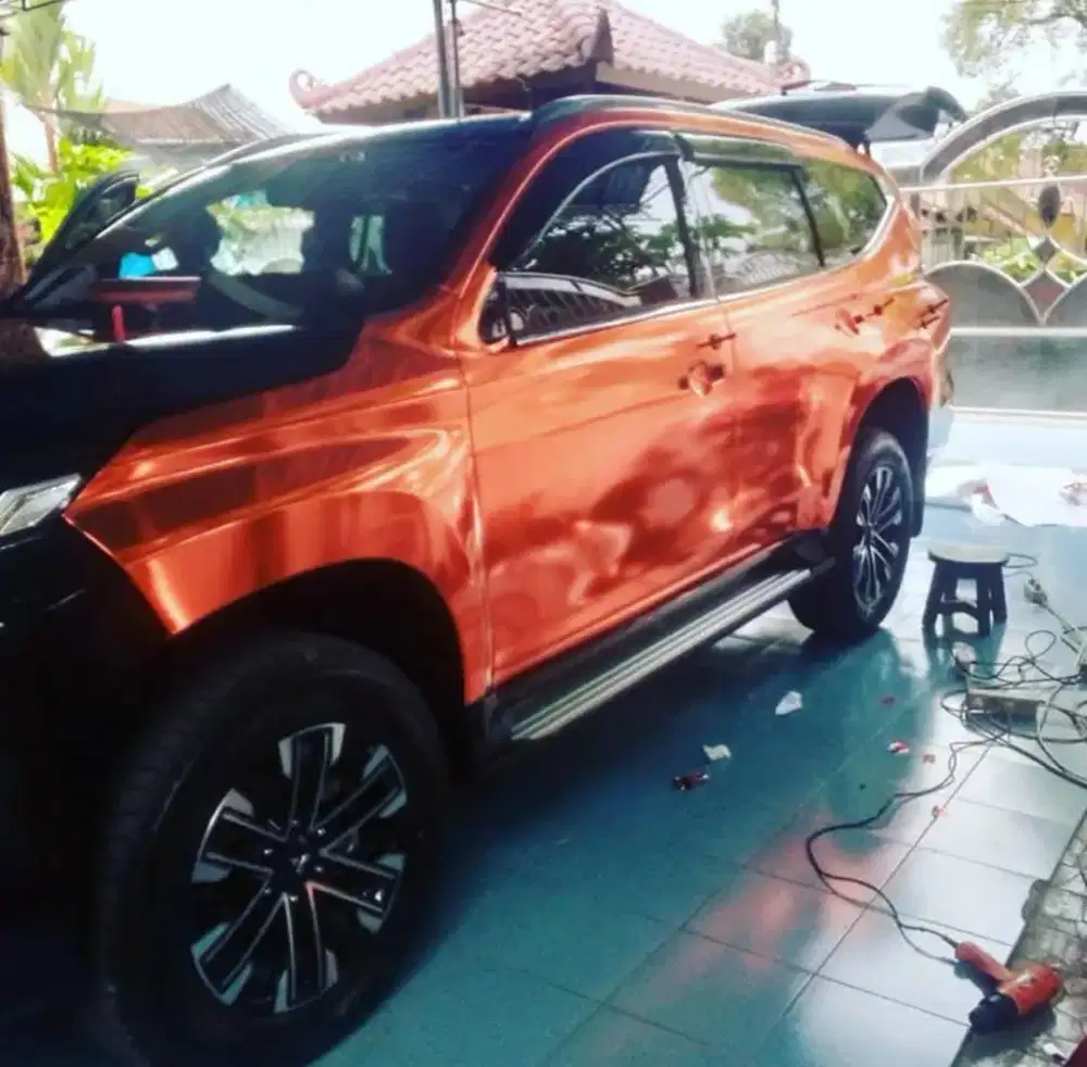 Pemasangan stiker mobil panggilan