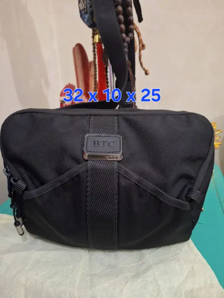 Tas pinggang branded 
Tumi uk 32 x 10 x 25 
Bertuliskan BTC 
Limited e