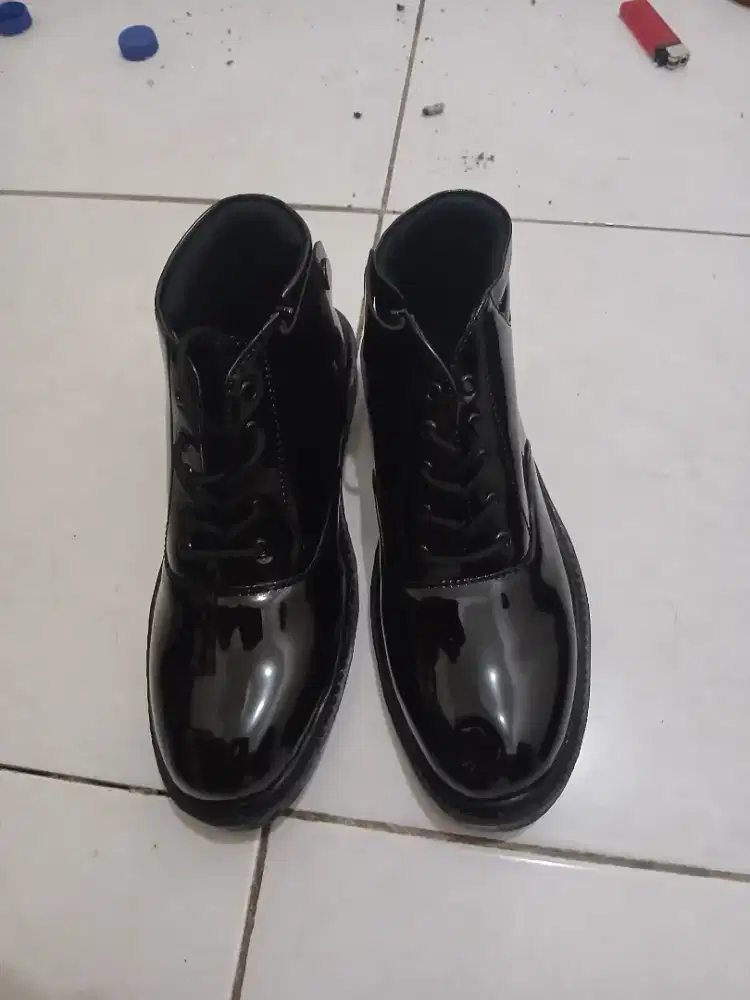 Sepatu security