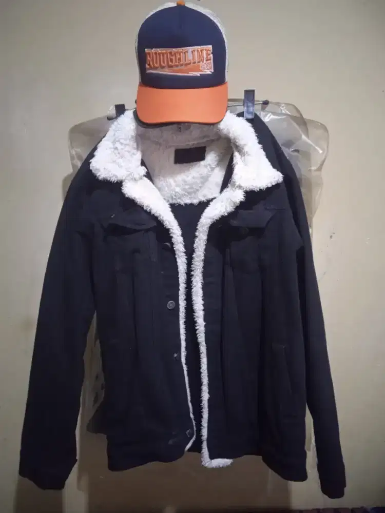 Jaket levis kerah bulu