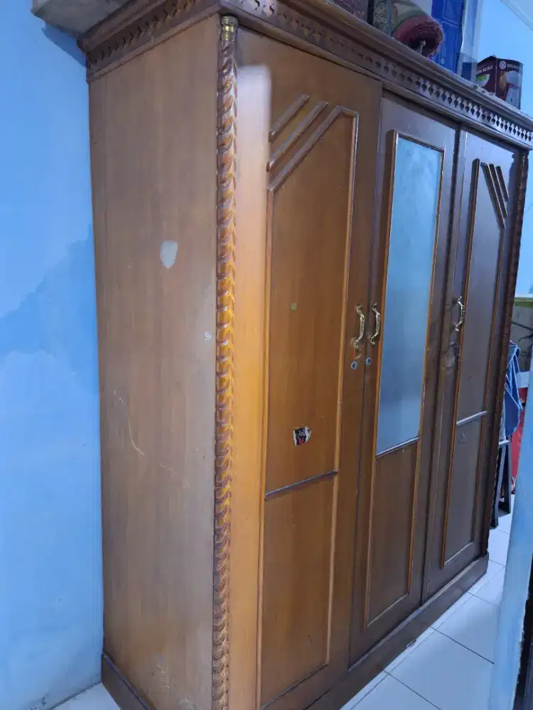 Lemari 3 pintu kayu