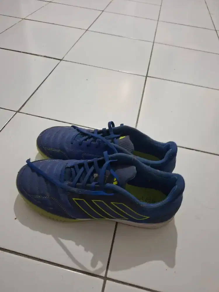 Sepatu futsal adidas uk 42