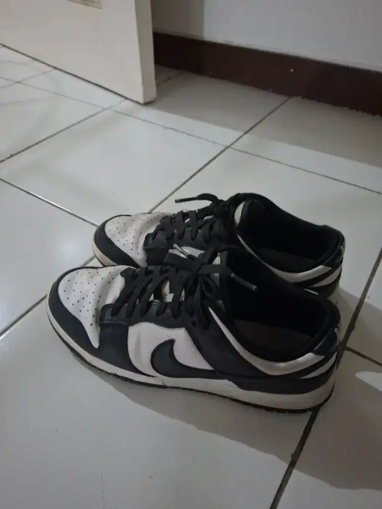 Nike low dunk panda uk 42