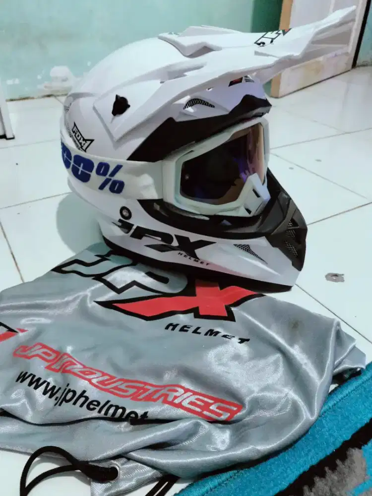 Helm cross bekas seperti baru